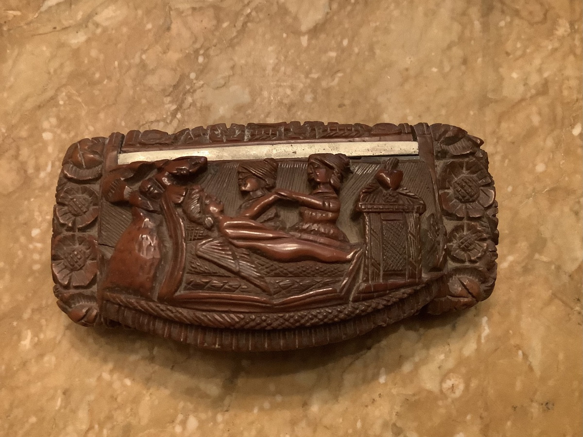 Boîte à priser en bois de Corrozo sculptée d une scène antique 