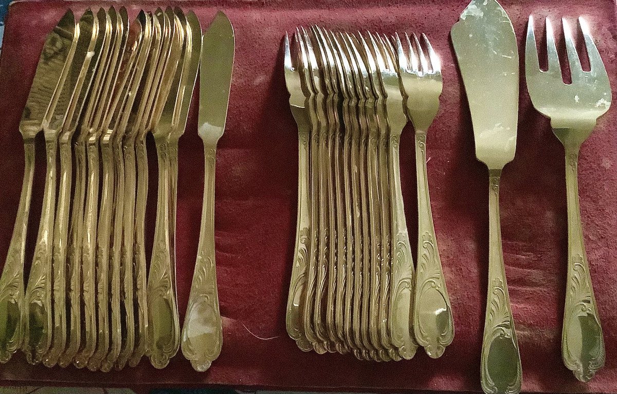 Fish And Dessert Serving Set And Small Mocha Spoons In White And Gold Metal  -photo-1