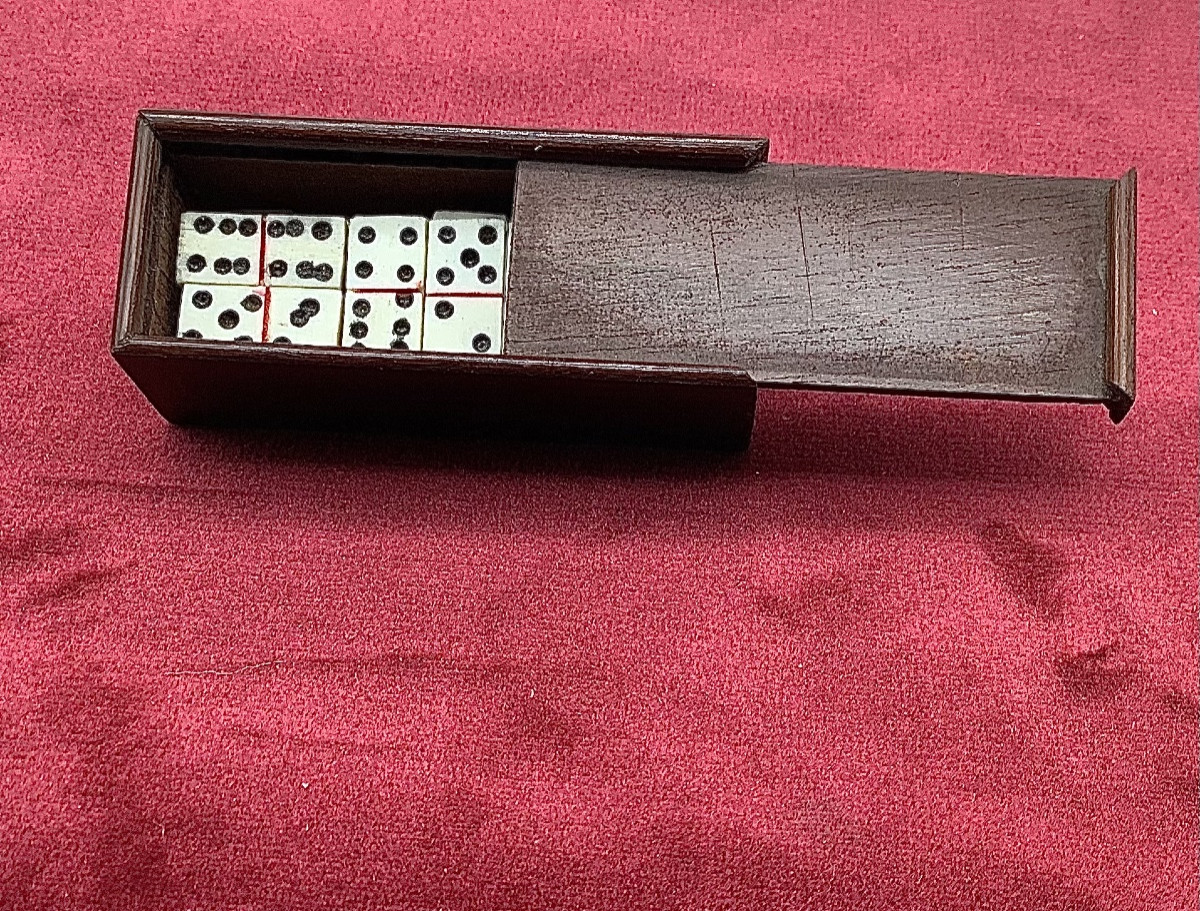 48_ minuscule petite boîte à domino 