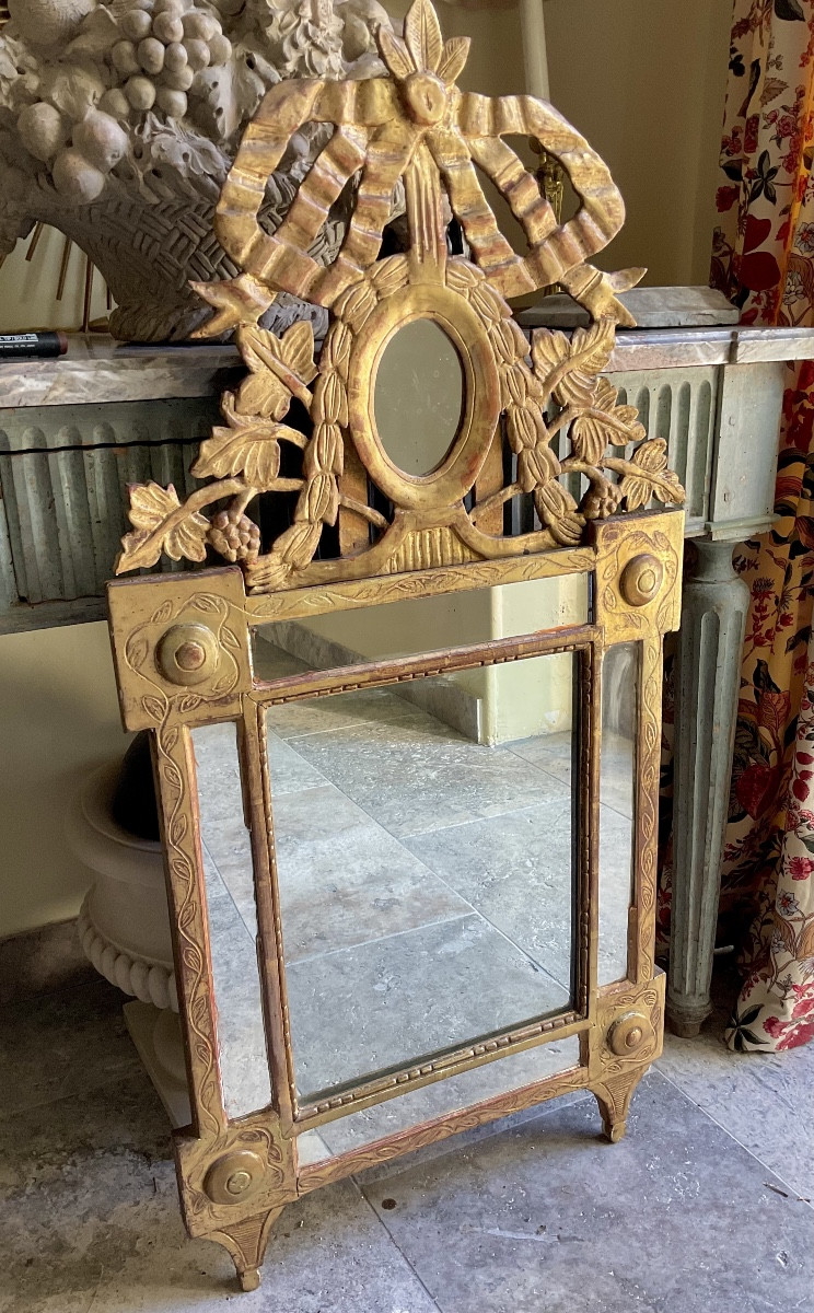 Miroir Provençal à pare close  en bois doré de la fin du XVIII siècle 