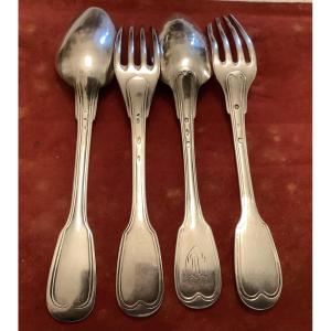 Ensemble de 2 couchettes et 2 cuillers dépareillés modèle filet en argent massif 
