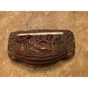 Boîte à priser en bois de Corrozo sculptée d une scène antique 