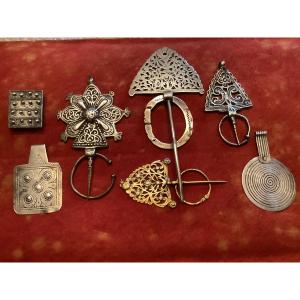  Maroc ,Bijoux Berbères  ,Ensemble de 5 fibules et 3 pendentifs en argent 