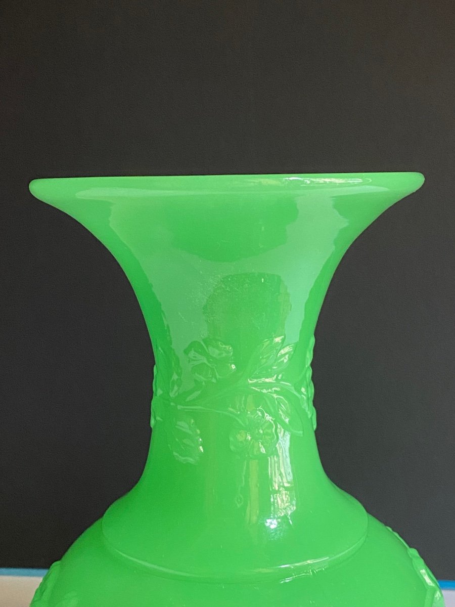 Paire De Vases En Opaline Vert Manufacture De Baccarat Milieu XIXeme époque Napoléon III.-photo-3