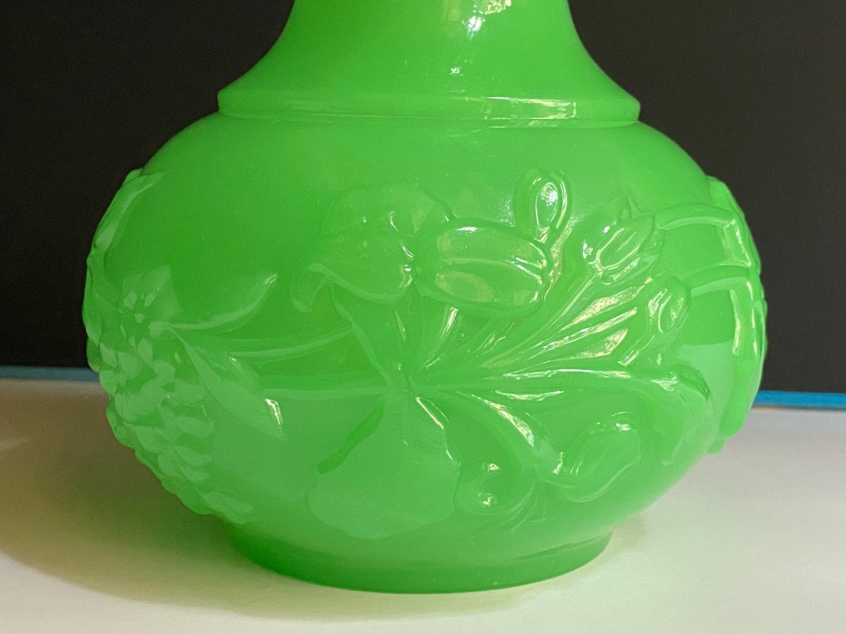 Paire De Vases En Opaline Vert Manufacture De Baccarat Milieu XIXeme époque Napoléon III.-photo-4