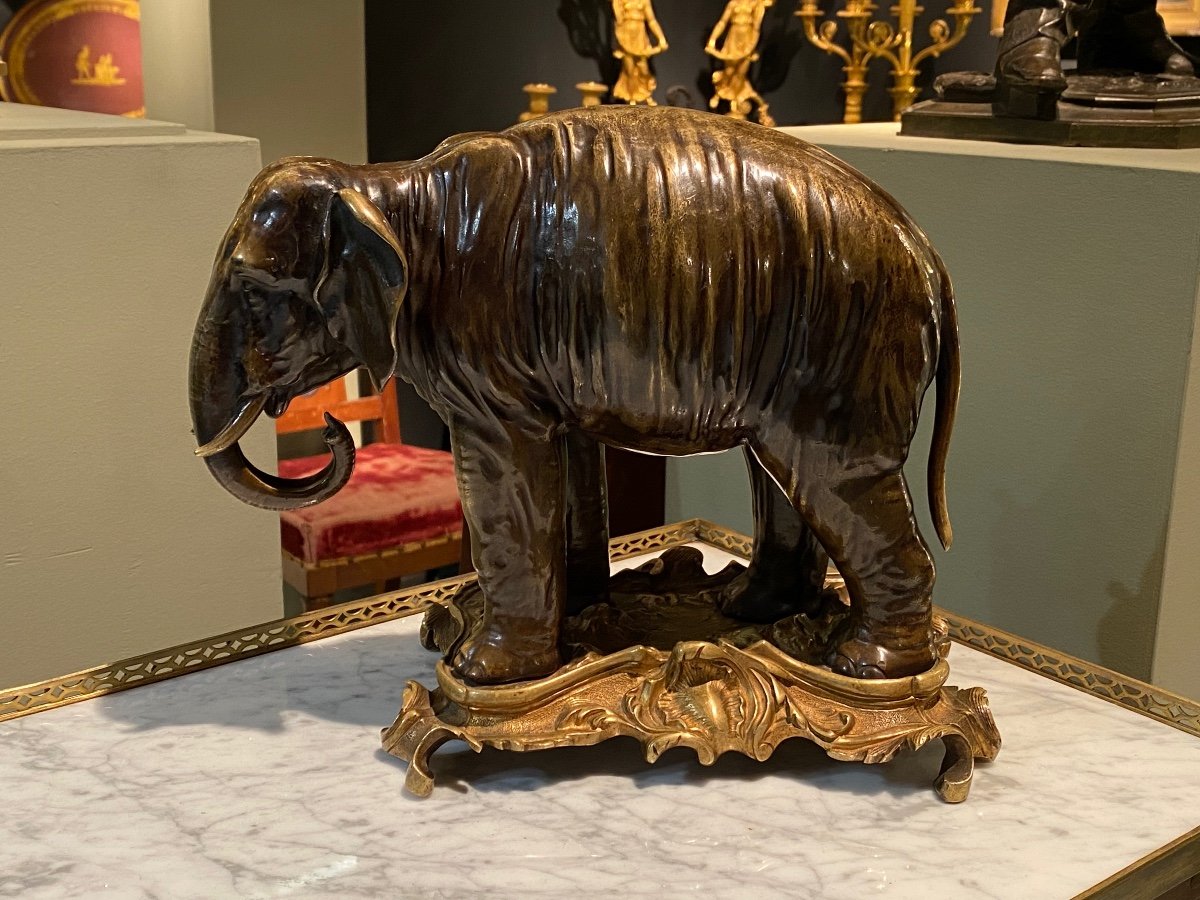 Sculpture En Bronze Ciselé Doré Et Patiné Représentant Un éléphant époque XIXeme.