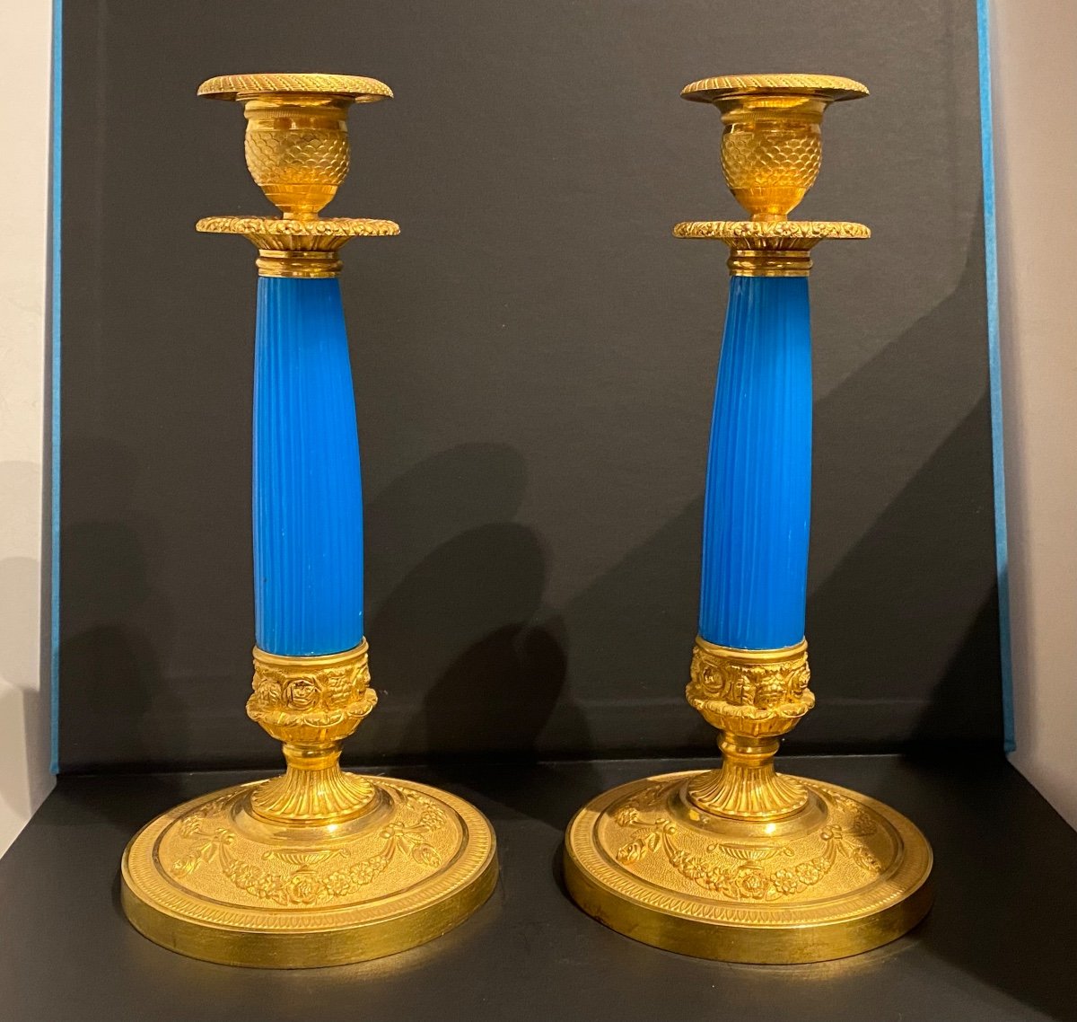 Rare Paire De Bougeoirs En Opaline Bleu Et Bronze Ciselé Doré XIXeme époque Charles X.
