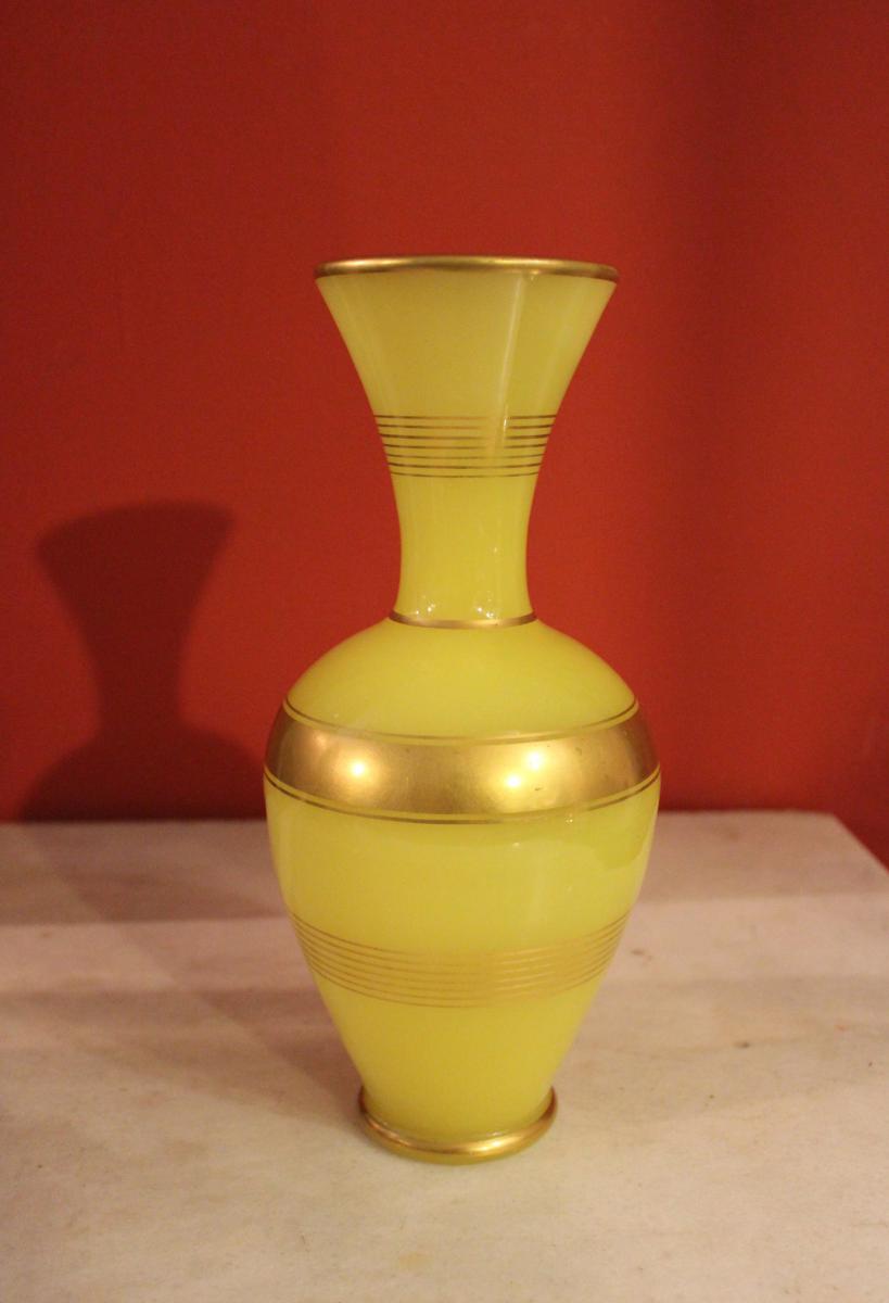 Rare vase en opaline jaune jonquille milieu XIXeme époque Napoléon III.