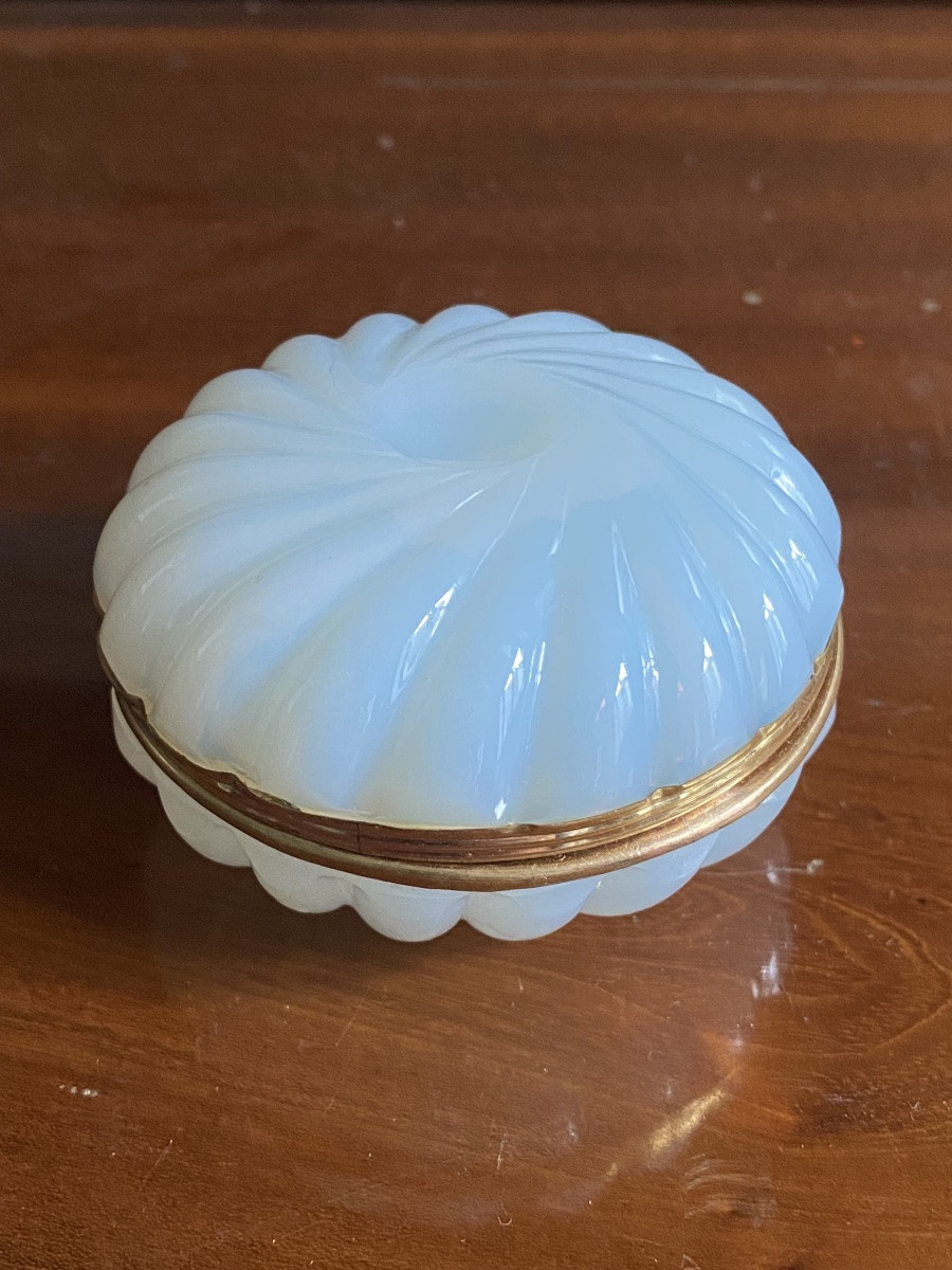 Boîte à mouches en opaline savonneuse taillée à côtés en spirale XIXeme époque Charles X.-photo-2