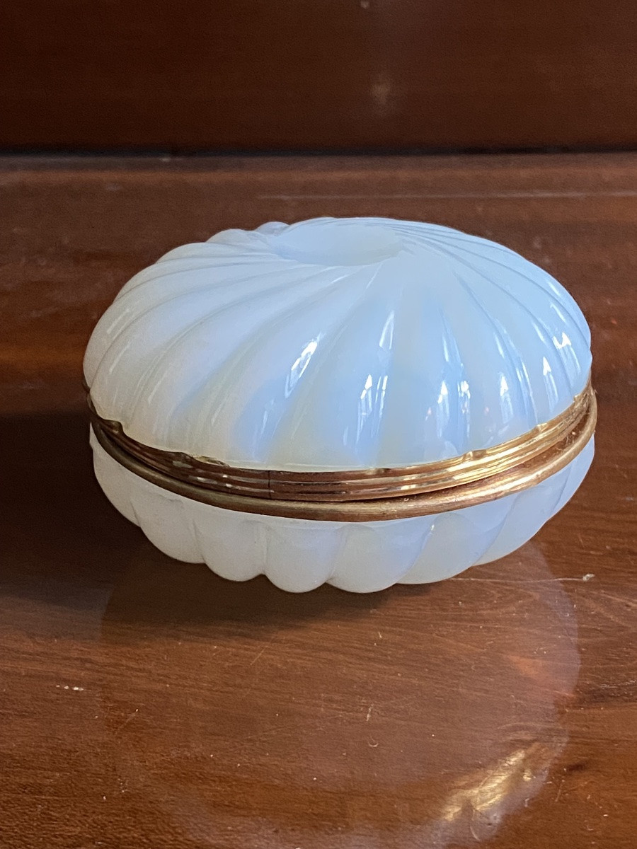 Boîte à mouches en opaline savonneuse taillée à côtés en spirale XIXeme époque Charles X.-photo-3
