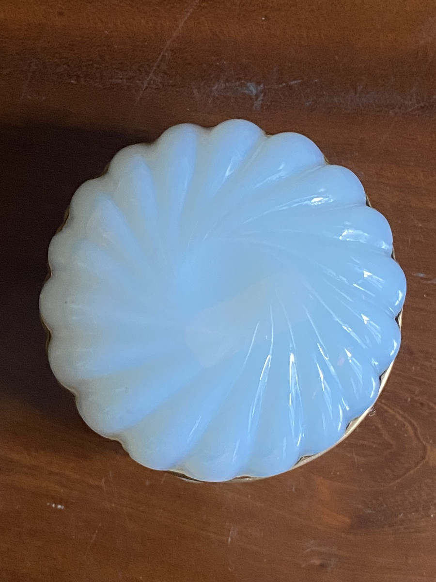 Boîte à mouches en opaline savonneuse taillée à côtés en spirale XIXeme époque Charles X.-photo-4