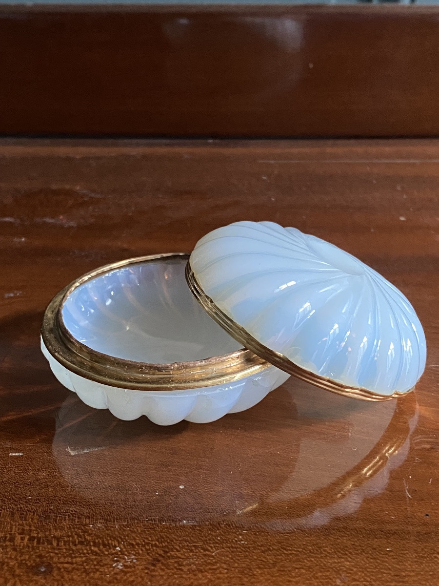 Boîte à mouches en opaline savonneuse taillée à côtés en spirale XIXeme époque Charles X.-photo-1