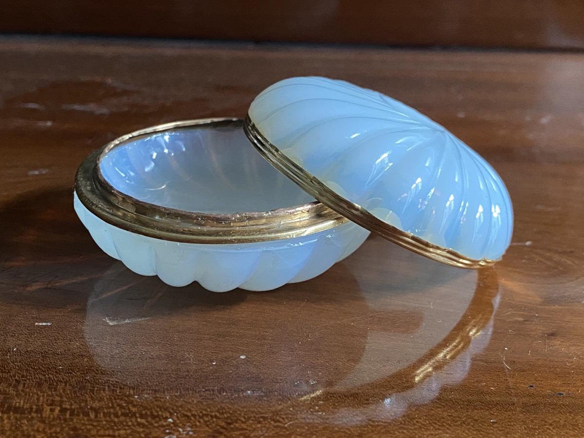 Boîte à mouches en opaline savonneuse taillée à côtés en spirale XIXeme époque Charles X.-photo-2