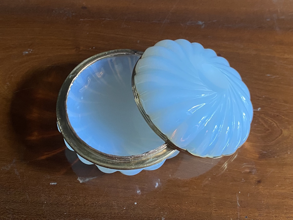 Boîte à mouches en opaline savonneuse taillée à côtés en spirale XIXeme époque Charles X.-photo-3