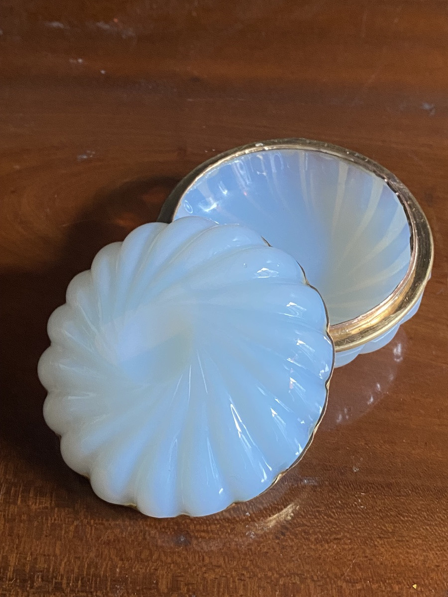 Boîte à mouches en opaline savonneuse taillée à côtés en spirale XIXeme époque Charles X.-photo-4