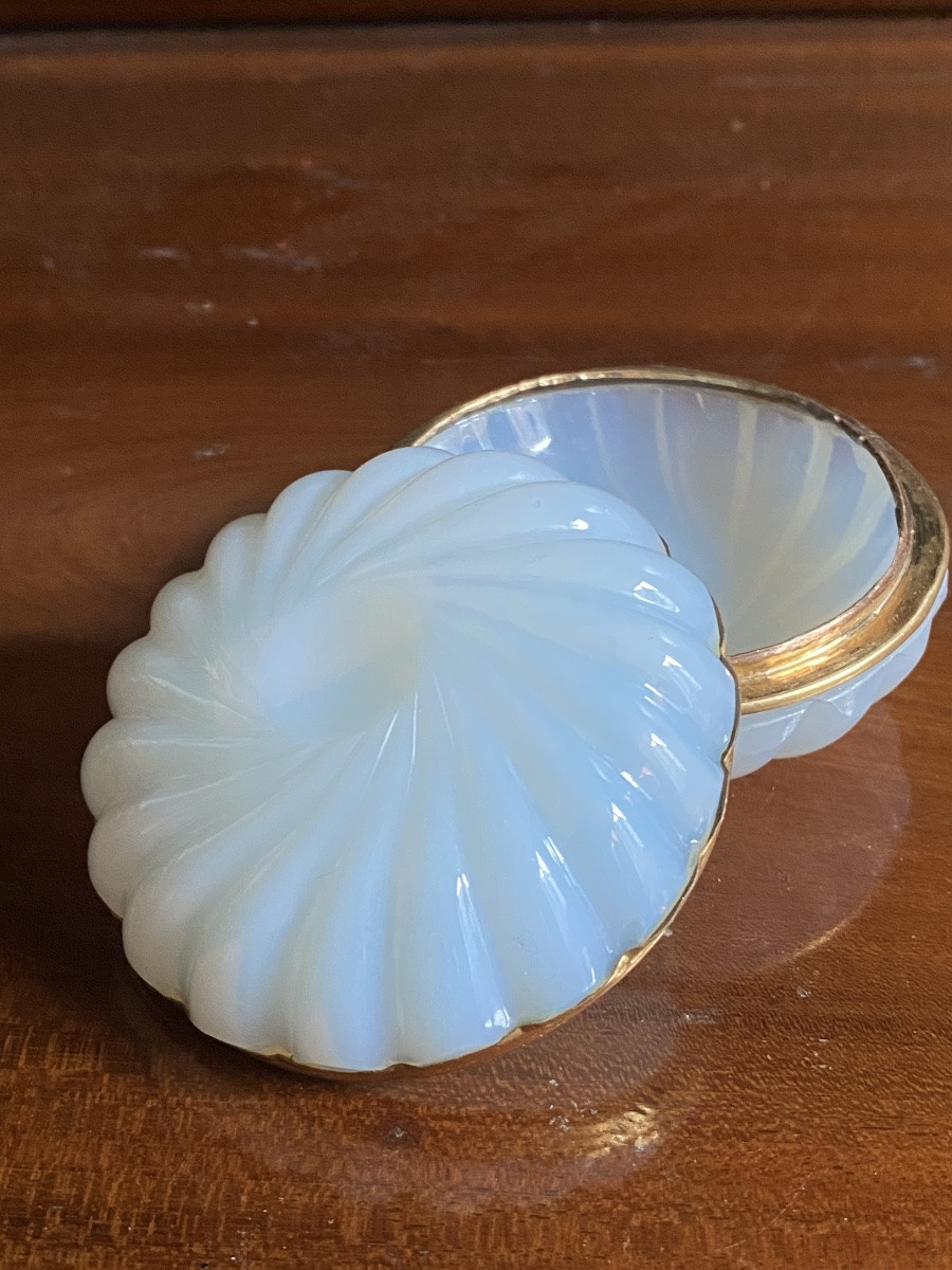 Boîte à mouches en opaline savonneuse taillée à côtés en spirale XIXeme époque Charles X.-photo-5
