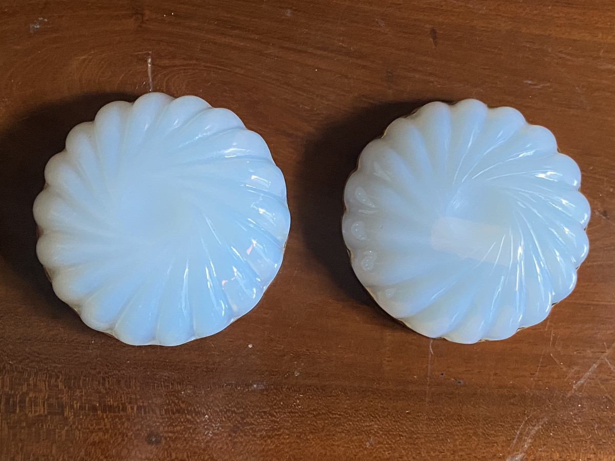 Boîte à mouches en opaline savonneuse taillée à côtés en spirale XIXeme époque Charles X.-photo-6