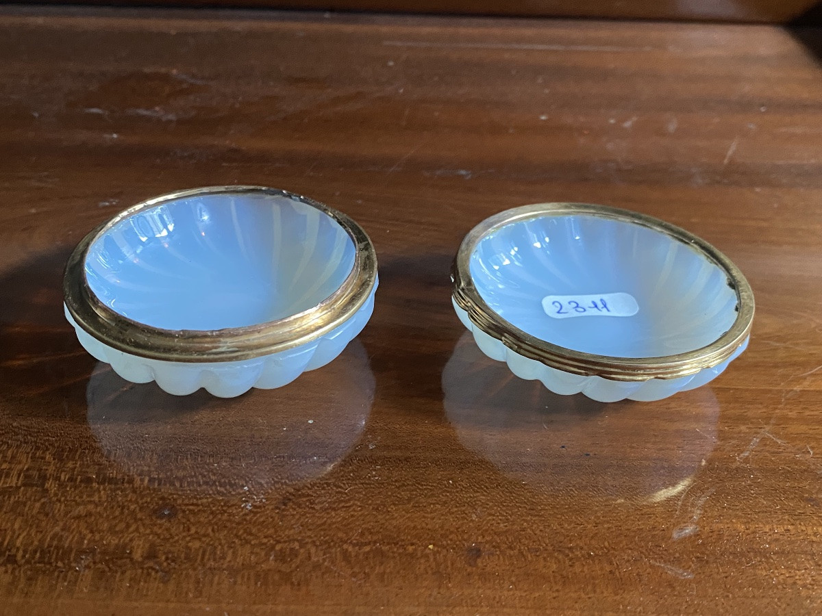 Boîte à mouches en opaline savonneuse taillée à côtés en spirale XIXeme époque Charles X.-photo-7