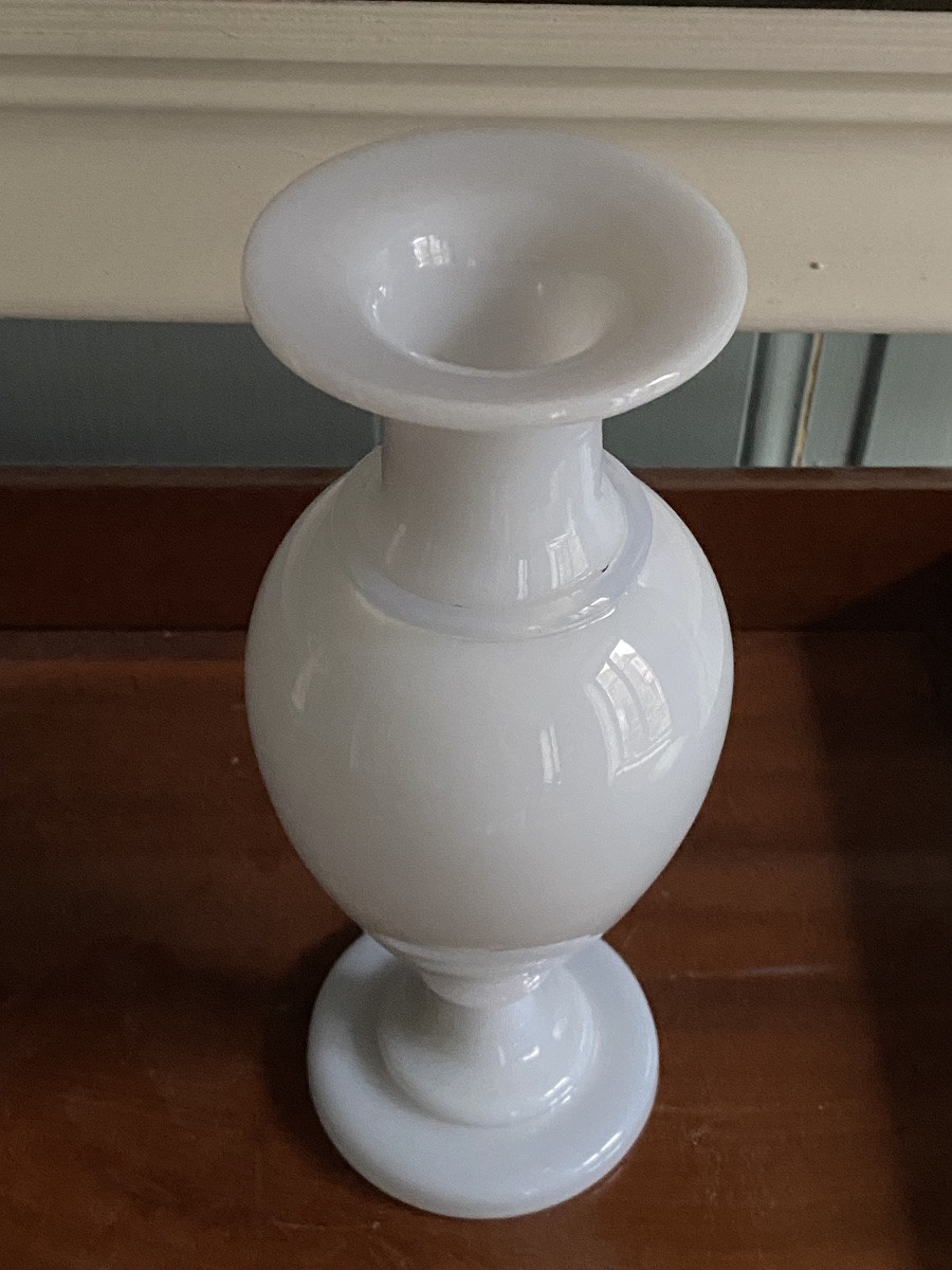 Vase de forme balustre en opaline savonneuse XIXe époque Charles X circa 1820.-photo-1