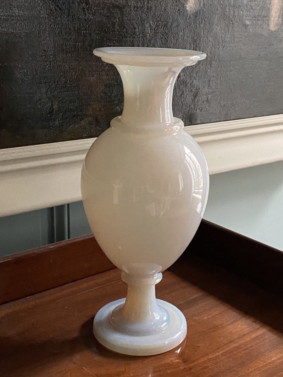 Important vase de forme balustre en opaline savonneuse XIXeme époque Charles X circa 1820.-photo-1
