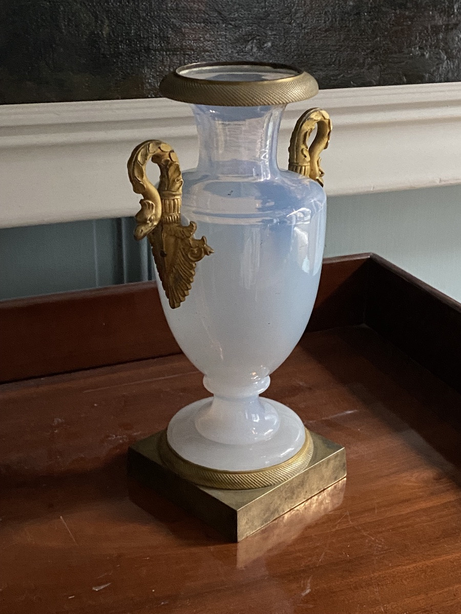 Rare vase en opaline savonneuse monté bronze doré XIXeme époque Charles X circa 1820.-photo-2