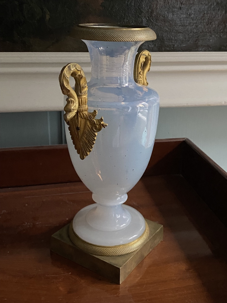 Rare vase en opaline savonneuse monté bronze doré XIXeme époque Charles X circa 1820.-photo-3