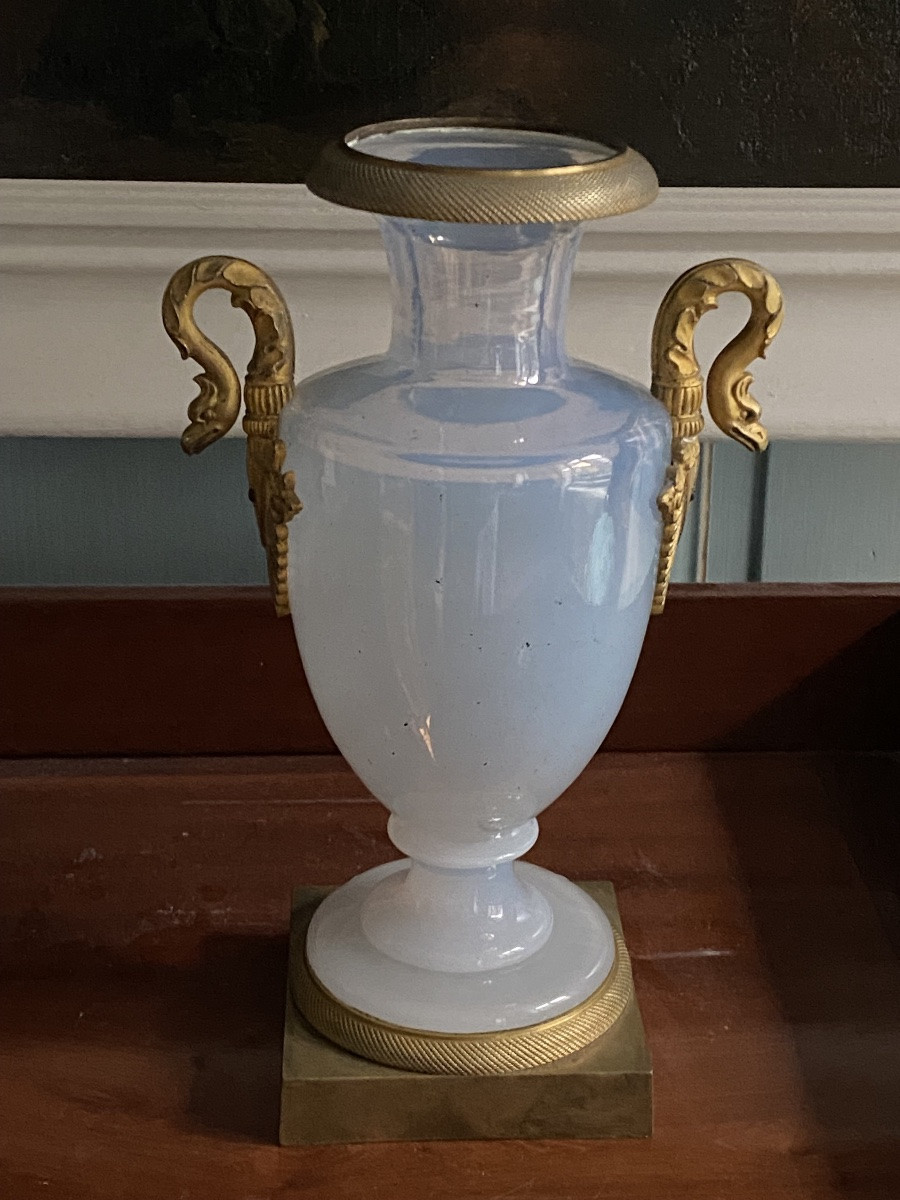 Rare vase en opaline savonneuse monté bronze doré XIXeme époque Charles X circa 1820.-photo-4