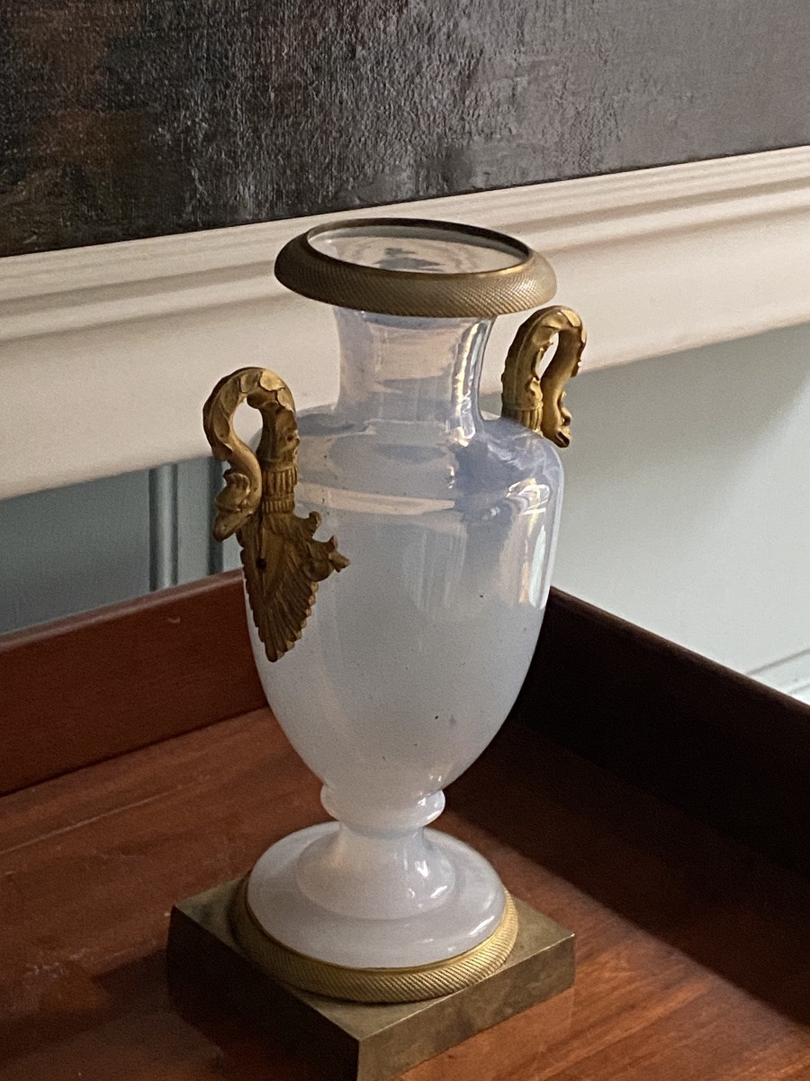 Rare vase en opaline savonneuse monté bronze doré XIXeme époque Charles X circa 1820.-photo-1