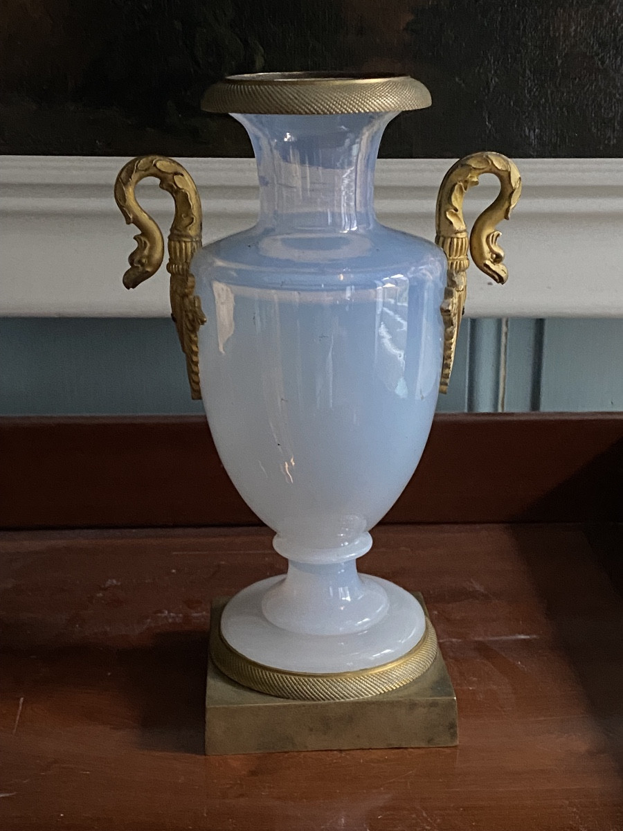 Rare vase en opaline savonneuse monté bronze doré XIXeme époque Charles X circa 1820.