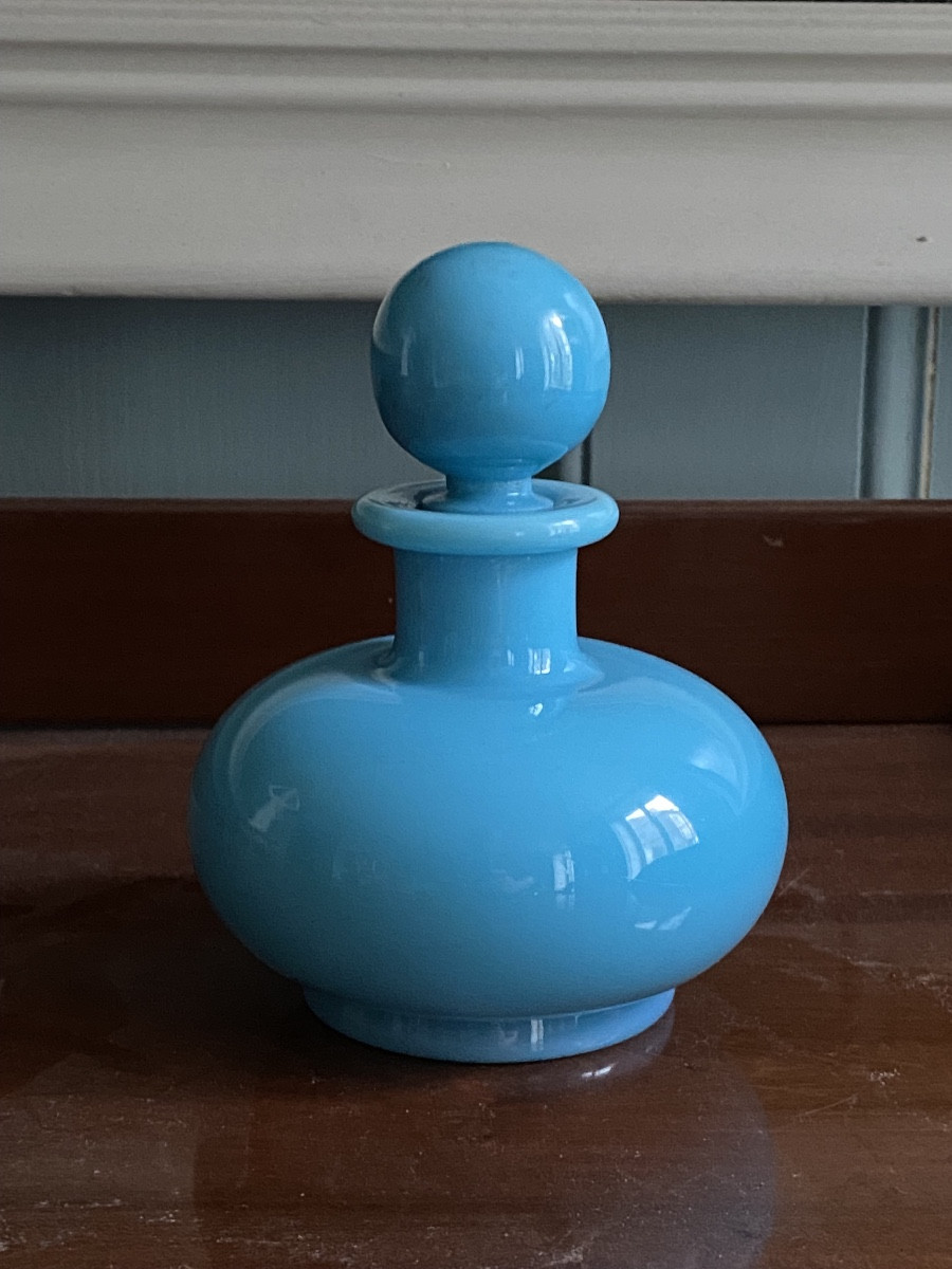 Flacon boule sur fond plat en opaline de couleur turquoise XIX époque Charles X circa 1820.