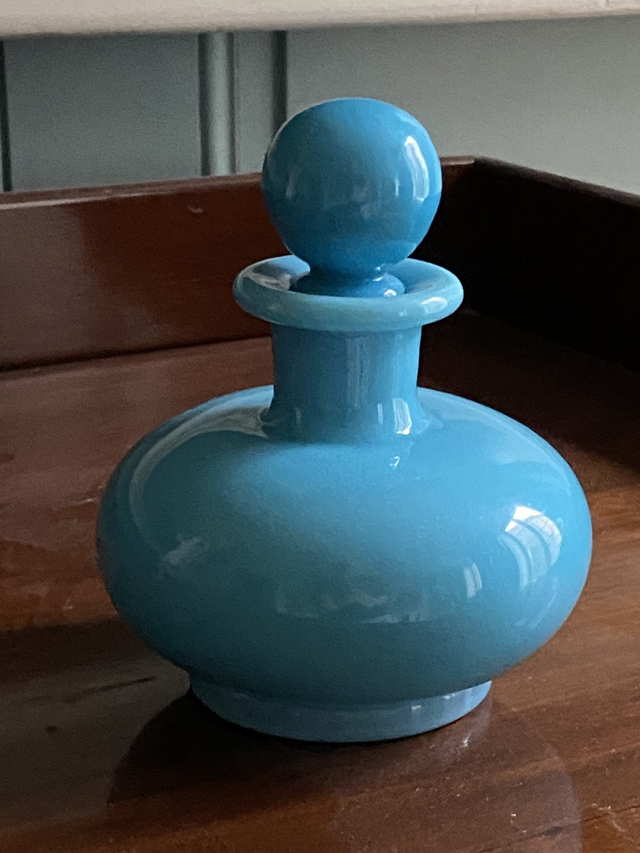 Flacon boule sur fond plat en opaline de couleur turquoise XIX époque Charles X circa 1820.-photo-1