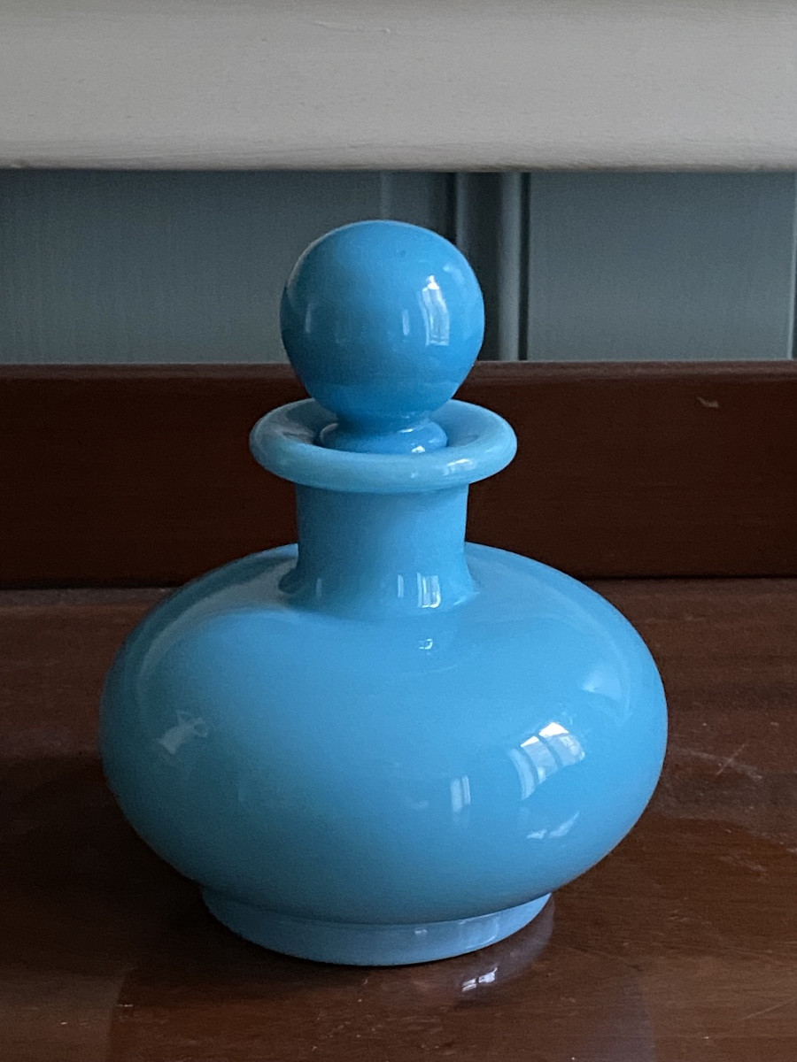Flacon boule sur fond plat en opaline de couleur turquoise XIX époque Charles X circa 1820.