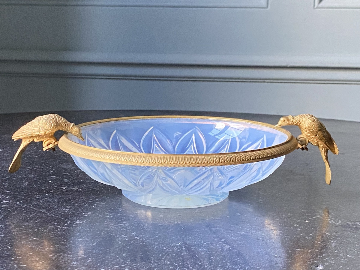 Coupe sur fond plat etoilè en opaline savonneuse modèle aux pigeons buveurs XIXe Charles X.-photo-2