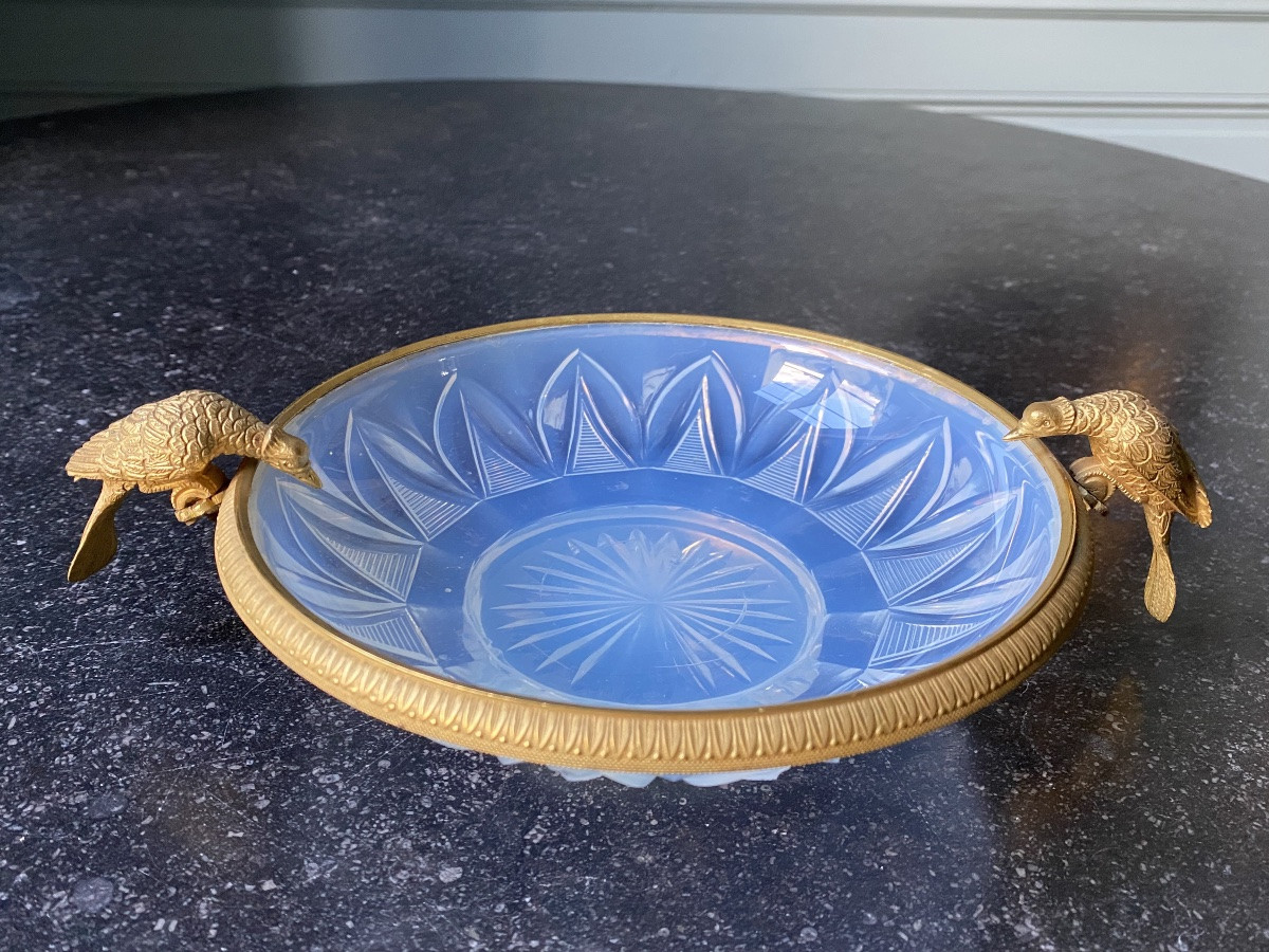 Coupe sur fond plat etoilè en opaline savonneuse modèle aux pigeons buveurs XIXe Charles X.-photo-3