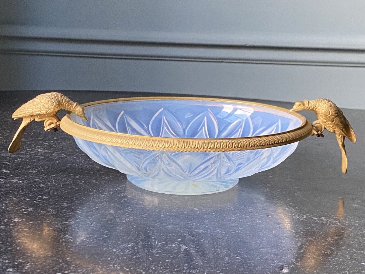 Coupe sur fond plat etoilè en opaline savonneuse modèle aux pigeons buveurs XIXe Charles X.-photo-4