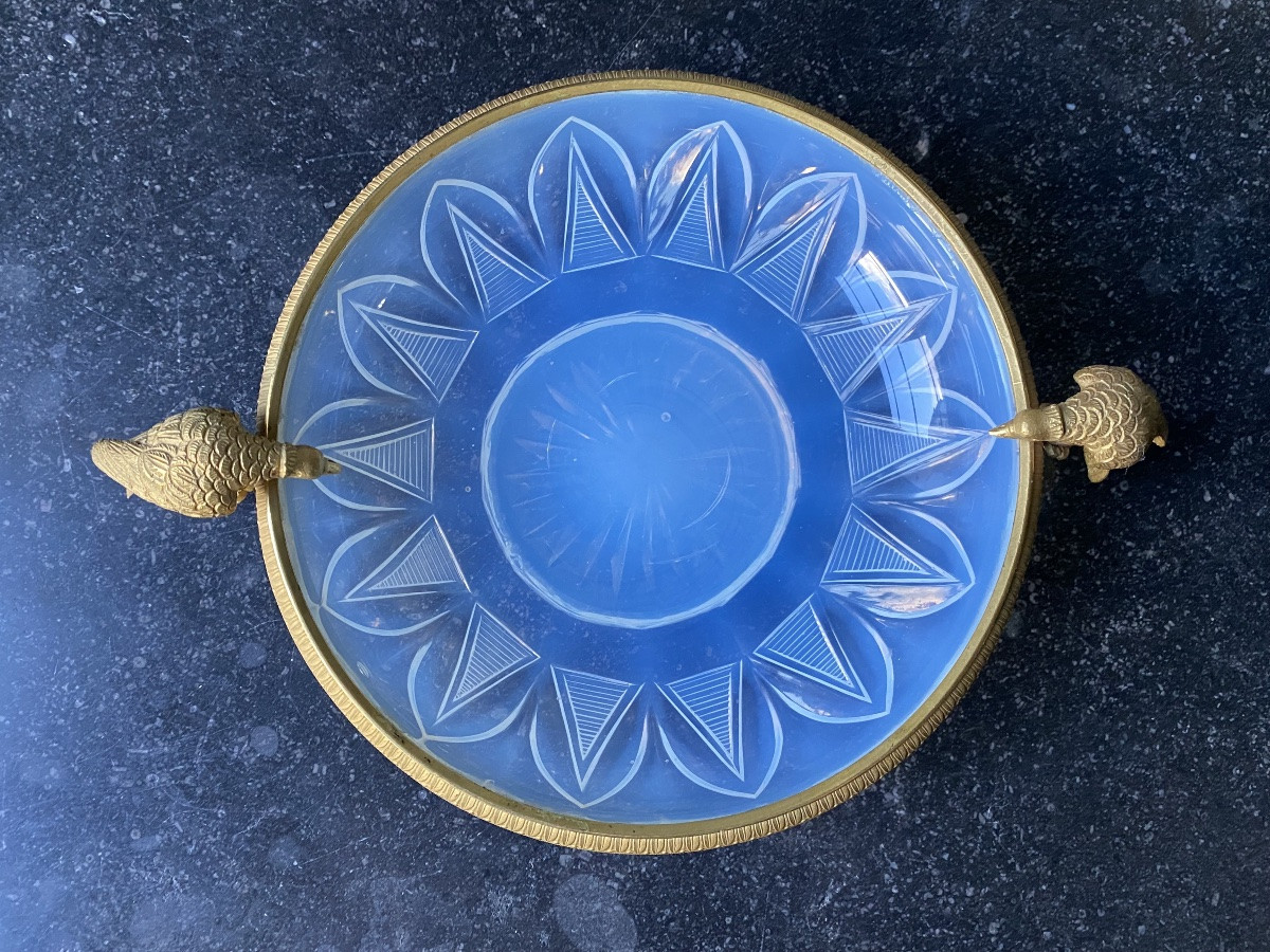 Coupe sur fond plat etoilè en opaline savonneuse modèle aux pigeons buveurs XIXe Charles X.-photo-1