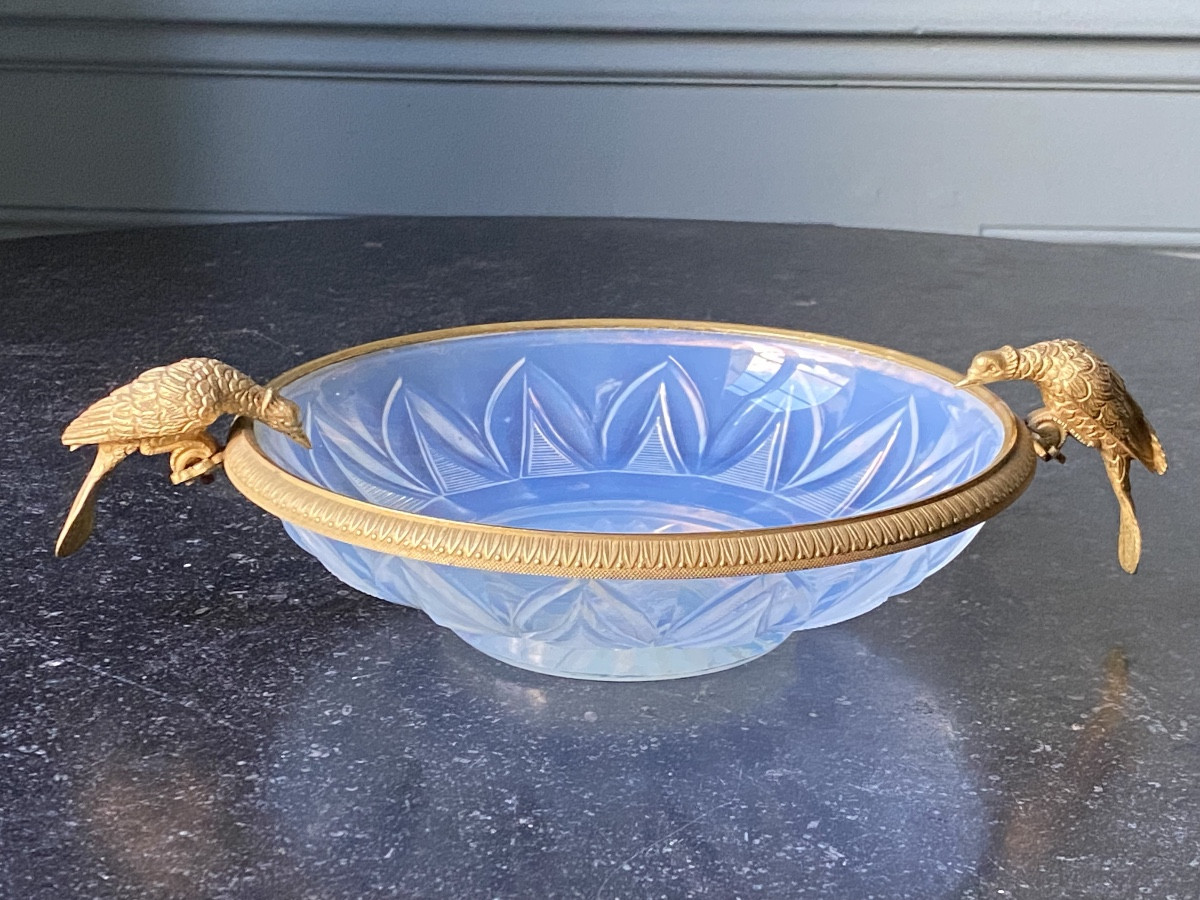 Coupe sur fond plat etoilè en opaline savonneuse modèle aux pigeons buveurs XIXe Charles X.