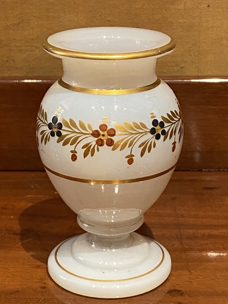 Petit Vase En Opaline Savonneuse Décor Desvignes XIXeme époque Charles X.