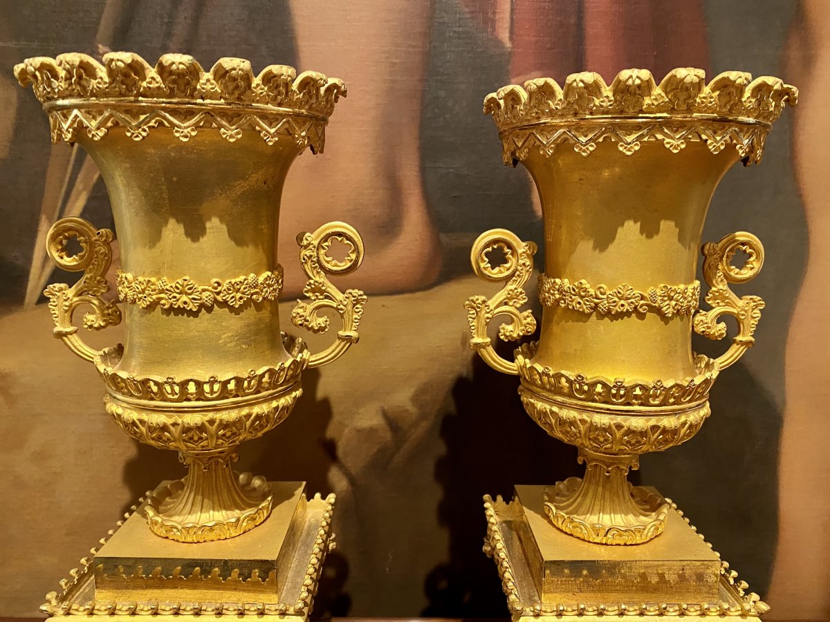 Paire De Vases En Bronze Ciselé Doré Décor Cathédrale XIXeme époque Charles X.-photo-3