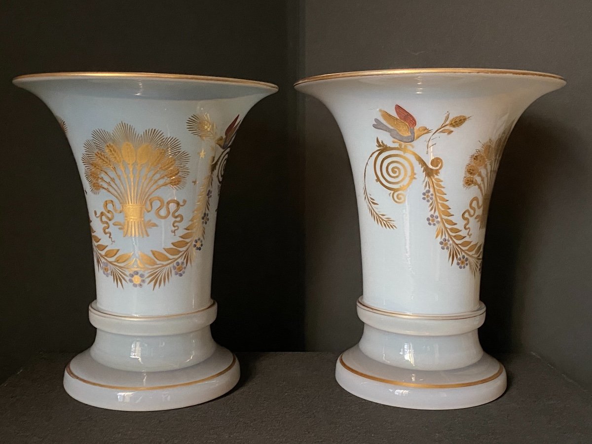 Paire De Vases Forme Cornet  En Opaline Savonneuse Décor Desvignes XIXeme époque Charles X.-photo-3