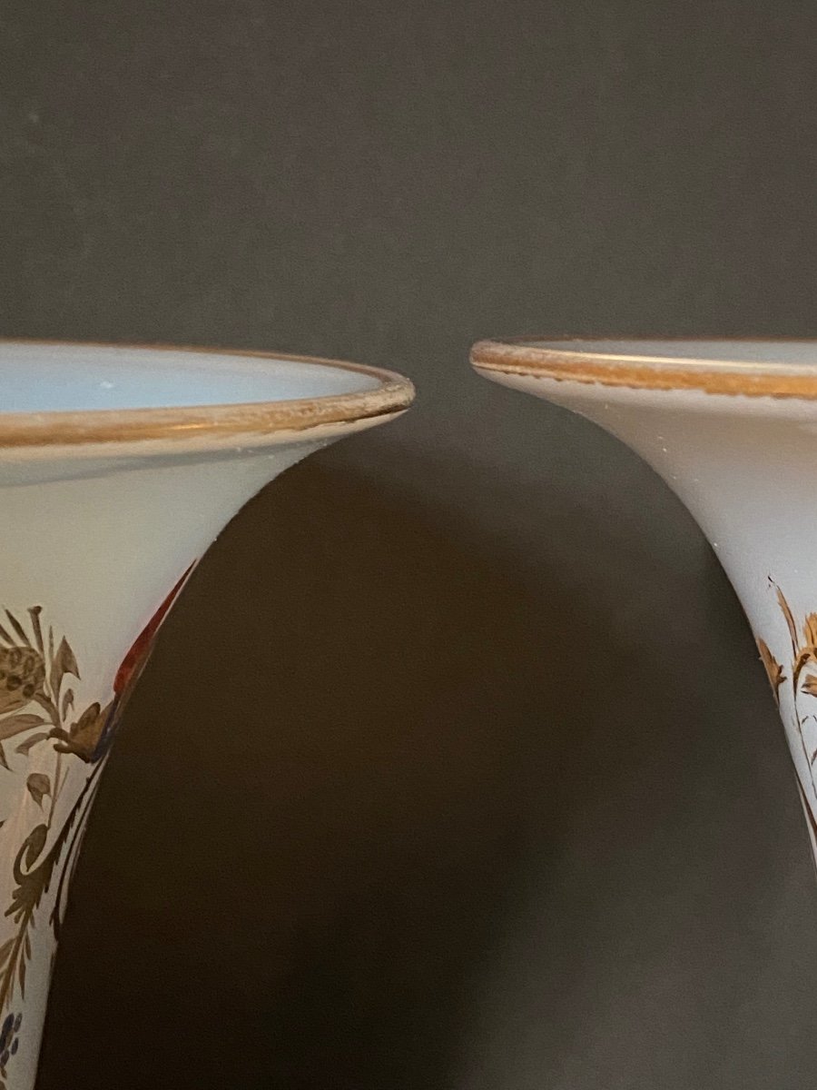 Paire De Vases Forme Cornet  En Opaline Savonneuse Décor Desvignes XIXeme époque Charles X.-photo-5