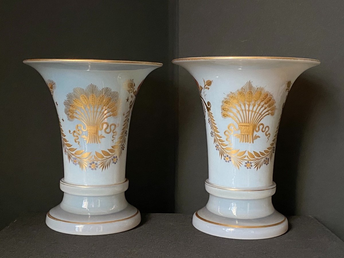 Paire De Vases Forme Cornet  En Opaline Savonneuse Décor Desvignes XIXeme époque Charles X.