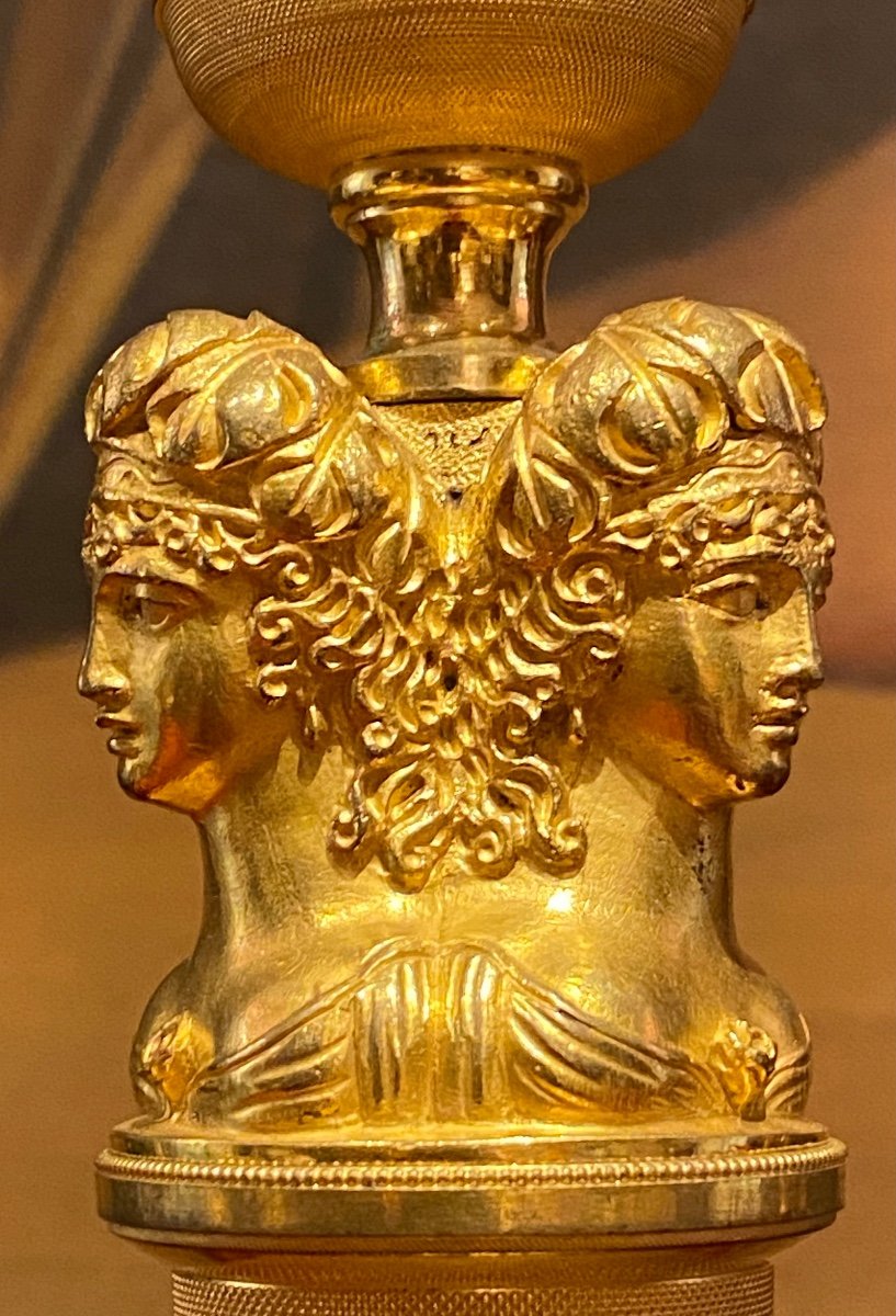 Belle Paire De Bougeoirs En Bronze Ciselé Doré à Décor De Têtes De Femmes XIXeme époque Empire.-photo-6