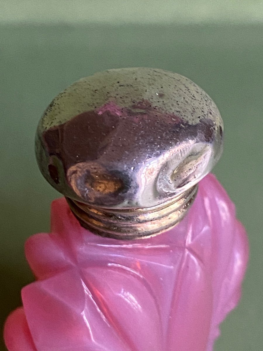 Salt Or Perfume Bottle In Opaline Pigeon Throat Cut XIXth Charles X Period.-photo-6