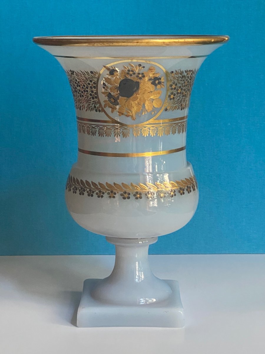 Rare Vase Forme Médicis En Opaline Savonneuse Décor De Jean Baptiste Desvignes XIXeme Charles X