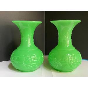 Paire De Vases En Opaline Vert Manufacture De Baccarat Milieu XIXeme époque Napoléon III.