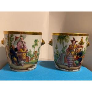 Rare Paire De Cache Pot Signée En Porcelaine Décor Aux Chinois XIXeme époque Charles X.