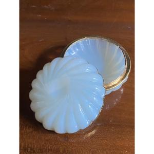 Boîte à mouches en opaline savonneuse taillée à côtés en spirale XIXeme époque Charles X.