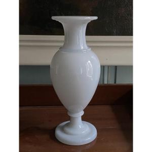 Vase de forme balustre en opaline savonneuse XIXe époque Charles X circa 1820.