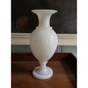 Important vase de forme balustre en opaline savonneuse XIXeme époque Charles X circa 1820.